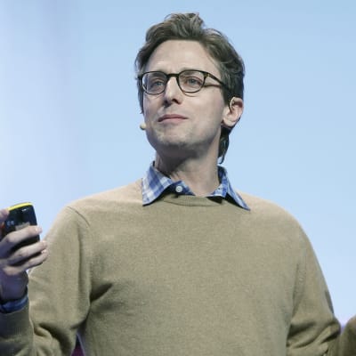 Buzzfeedin toimitusjohtaja Jonah Peretti puhuu yleisötilaisuudessa.