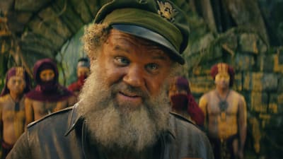Närbild på Marlow (John C. Reilly).