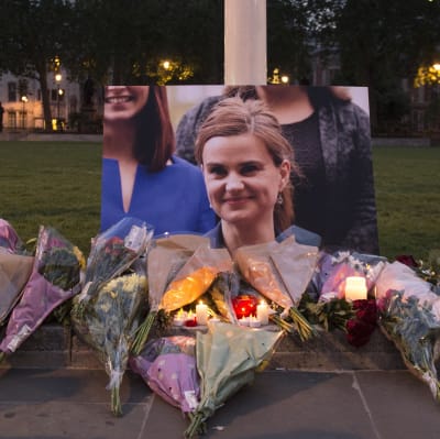 Blomsterhyllningar till minnet av Jo Cox på Parliament Square, London 16.6.2016
