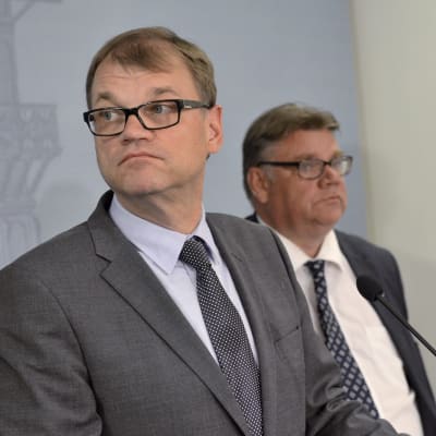 Statsminister Juha Sipilä, utrikesminister Timo Soini och finansminister Alexander Stubb berättar att samhällsfördraget förfaller.