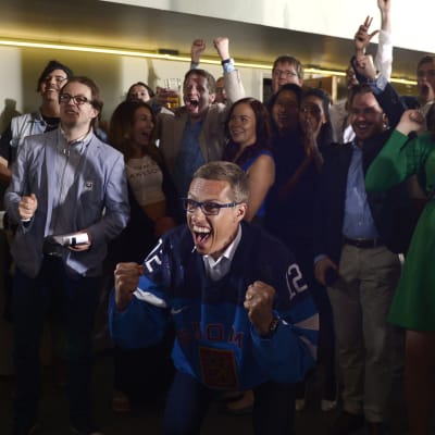 Samlingspartiet jublar både för valresultatet och får Finlands mål i ishockeyfinalen.