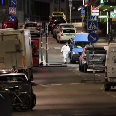 Polisen undersöker attentatsplatsen i centrala Stockholm den 7 april 2017.