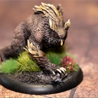 En miniatyrmodell av en korsning av en björn och en uggla. 