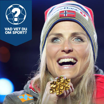 Therese Johaug med en guldmedalj.