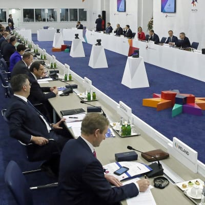 EU:s ledare sitter runt ett stort konferensbord på toppmötet i Malta den 3 februari 2017.