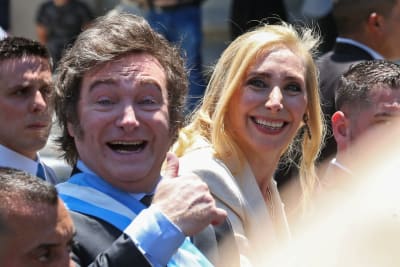 Argentinas nya president Javier Milei och hans syster Karina Milei beger sig till presidentpalatset Casa Rosadas i en öppen bil efter att han svors in som president.
