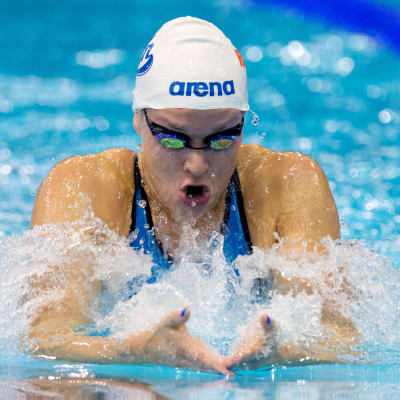 Jenna Laukkanen simmar bröstsim vid EM i Berlin 2014.