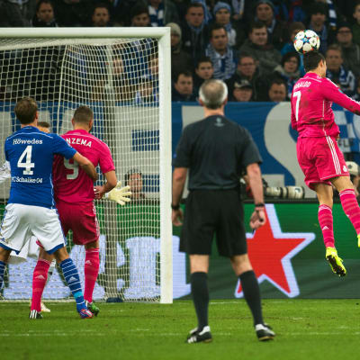 Cristiano Ronaldo nickar in det avgörande målet i mötet mot Schalke i åttondelsfinalerna av Champions League.
