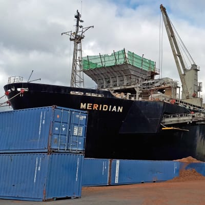 Fraktfartyget Meridian lossar flis i Jakobstads hamn.