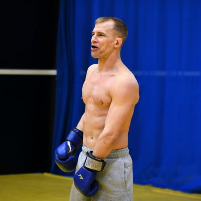 Jerry Kvarnström skrattar under MMA-träningar i Åbo i januari 2021.