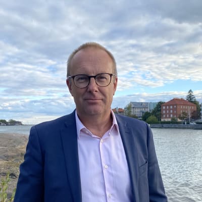 Jarkko Eloranta med Brunnsparkens strand i bakgrunden.