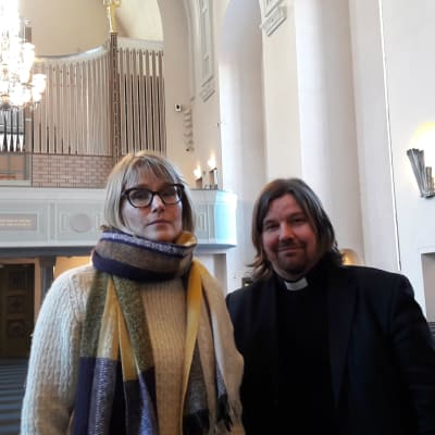 Nora Repo och Kari Kanala i Pauluskyrkan i Helsingfors.