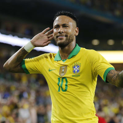 Neymar tuulettaa Brasilian paidassa.