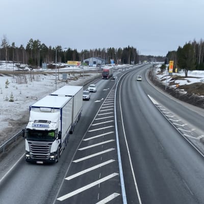 Autojono kulkee maantiellä.