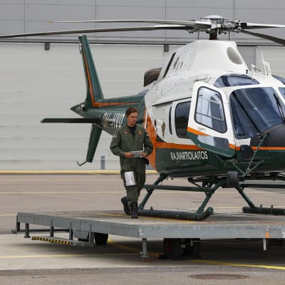 Rajavartiolaitoksen AgustaWestland AW119 -helikopteri kentällä siirtolavetin päällä. 
