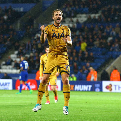 Harry Kane gjorde fyra mål när Tottenham slog Leicester med hela 6-1.