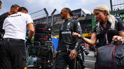 Lewis Hamilton ser fokuserad ut.