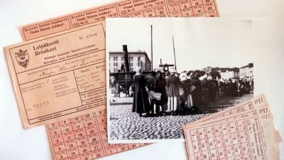 Ransoneringskort från år 1917-1918 och en brödkö från 1917.