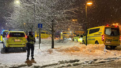 Polis och ambulans i Norge efter jordskred 30.12.2020.
