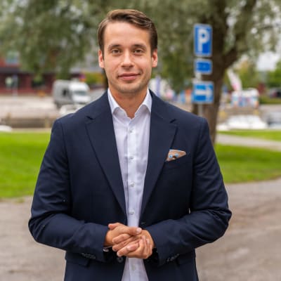 En ung man i kostym, bilden tagen i Ingå 5.9.2023. Henrik Wickström