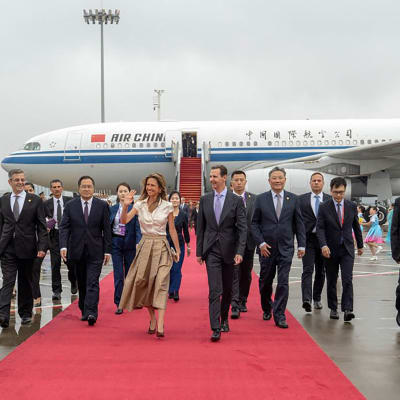 Syriens president Bashar al-Assad anländer till flygplatsen i Peking den 21 september 2023. 