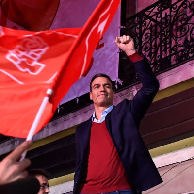 PSOE-ledaren Pedro Sánchez firar segern under valnatten 10.11.2019 i MAdrid