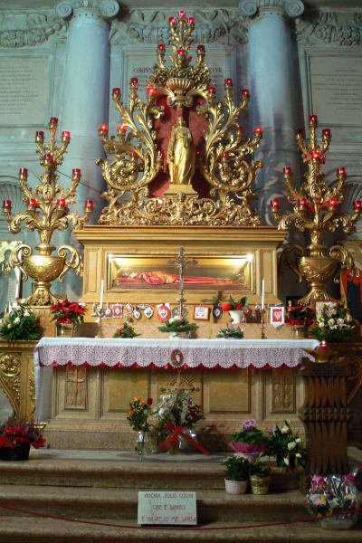 Altare med Sankta Lucias reliker i kyrkan San Geremia i Venedig.