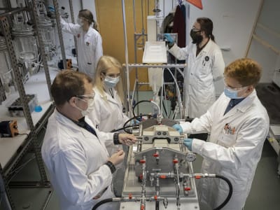 Tutkimusryhmä testaa laitteita Jyväskylän yliopiston laboratoriossa. 