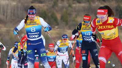 Krista Pärmäkoski åker skidor i masstart 2022.