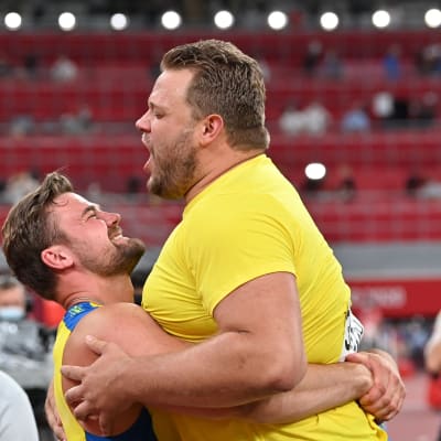 Pettersson och Ståhl kramar om varandra.