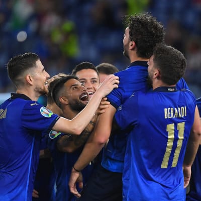 Italien firar 1–0-målet mot Schweiz.