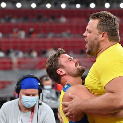 Pettersson och Ståhl kramar om varandra.