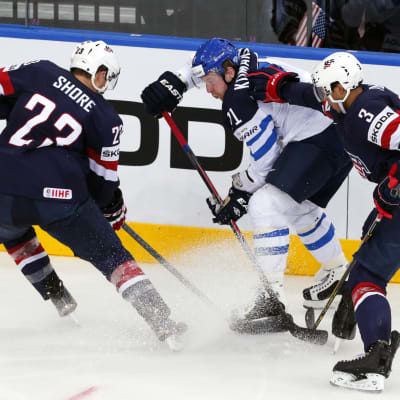 Leo Komarov i kamp om pucken med amerikanerna vid Minsk-VM 2014.