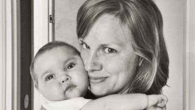 Johannes Rmppanens fru Nina med lilla dottern Lilja som bebis i famnen på svartvit bild.