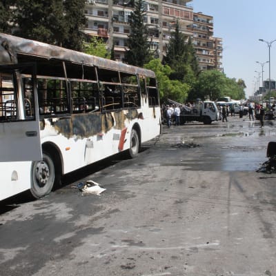 Stadsdelen Mezzeh har ofta utsatts för terrorbombningar under krigets gång. Det militära flygfältet ligger i Damaskus sydvästra utkanter