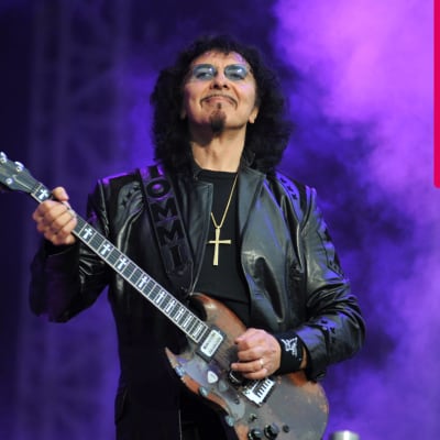 Tony Iommi ler och spelar elgitarr.