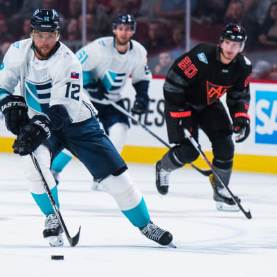 Marian Gaborik skrinner mot mål med pucken i en match mot Team North America.