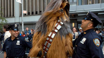 Fan poserar med poliser vid premiären för Star Wars III: Revenge of the Siths