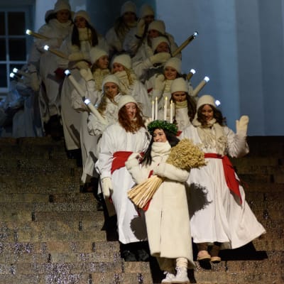 Lucia gfår ner för trapprorna vid domkyrkan. 