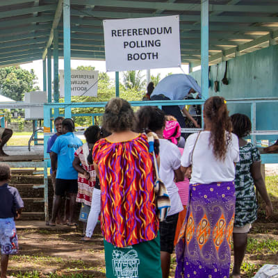På bilden syns hur människor köar till en röstningslokal i Buka, Bougainville.
