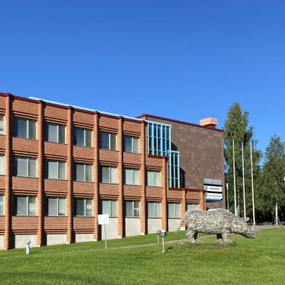 Kemijärven virastotalo ulkoapäin kuvattuna.
