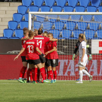 Österrike firar mål, finländska spelare deppar