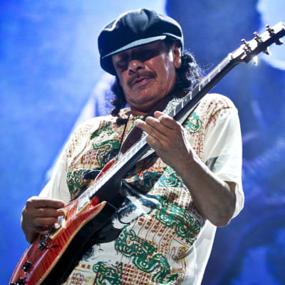 Santana spelar elgitarr.