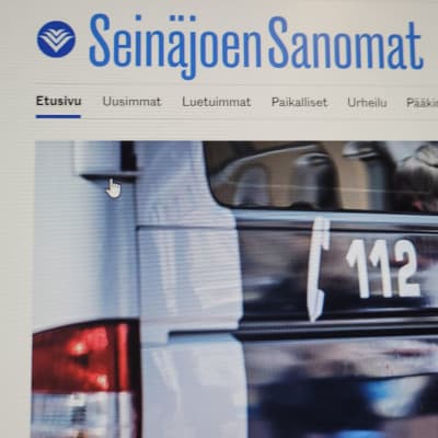Seinäjoen Sanomien nettisivu, jossa logo ja kuva poliisiautosta.