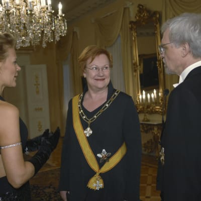 Bettina Sågbom, president Tarja Halonen och Pentti Arajärvi på presidentens slott 2008.