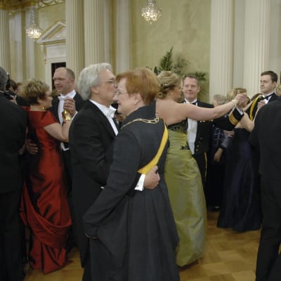 Presidentparet dansar under mottagningen på presidentens slott 2008.