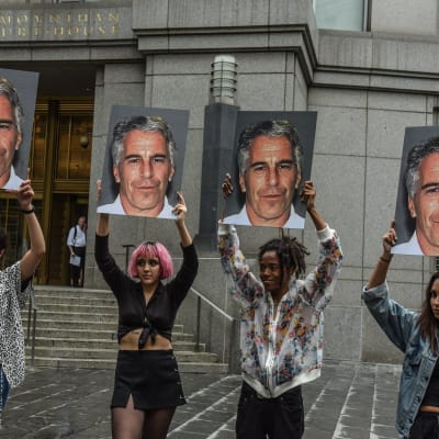 En protest mot Jeffery Epstein utanför ett tingshus i New York. Protestgruppen "Hot Mess" håller upp förstorade närbilder av Epstein.