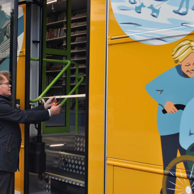 Kaupunginjohtaja Hannu Muhonen avaa uuden kirjastoauton.