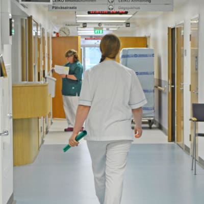 Sjuksköterska går i korridor