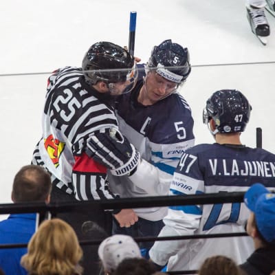 I matchen mot Schweiz hade Lasse Kukkonen en pratstund med domaren.